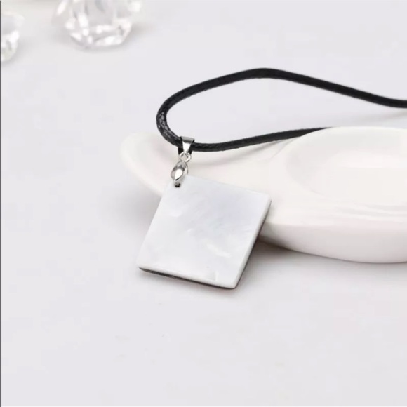 🆕 Natural Shell Square Necklace with Chain - Picture 2 of 3
